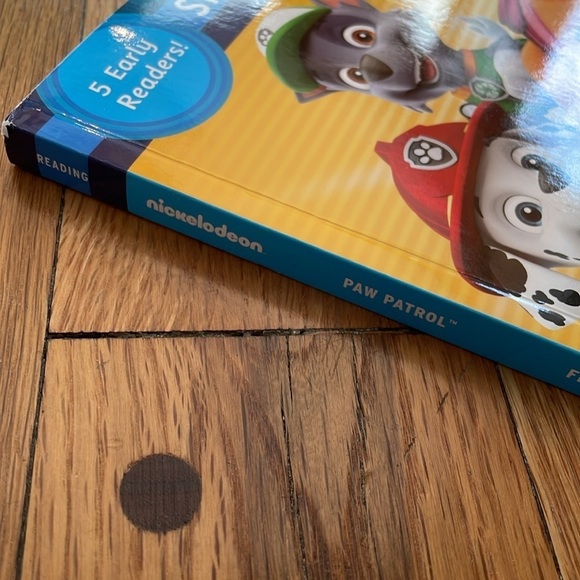 Paw Patrol Step into Reading Book includes 5 Early Reader Dog Puppy Pet Stories - Picture 3 of 5